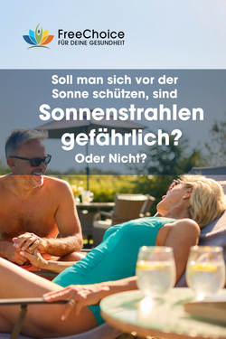 Mann und Frau mittleren Alters genießen die Sonne in Badekleidung auf einer Sonnenterrasse