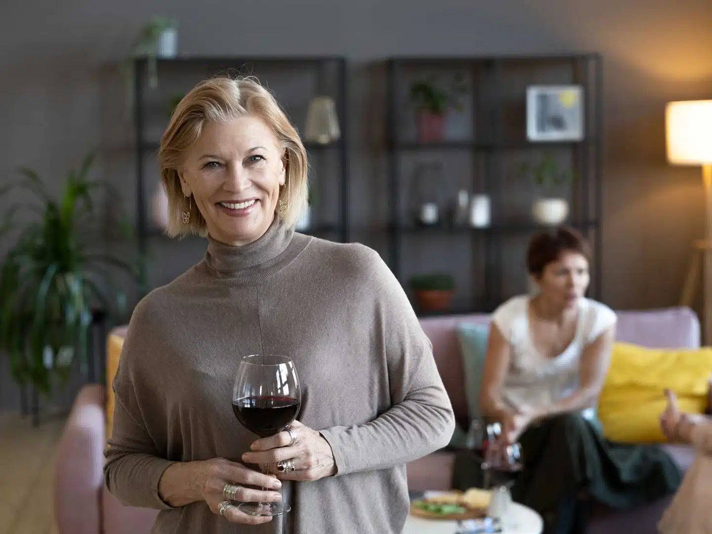 erwachsene frau mit rot-wein mit freunden
